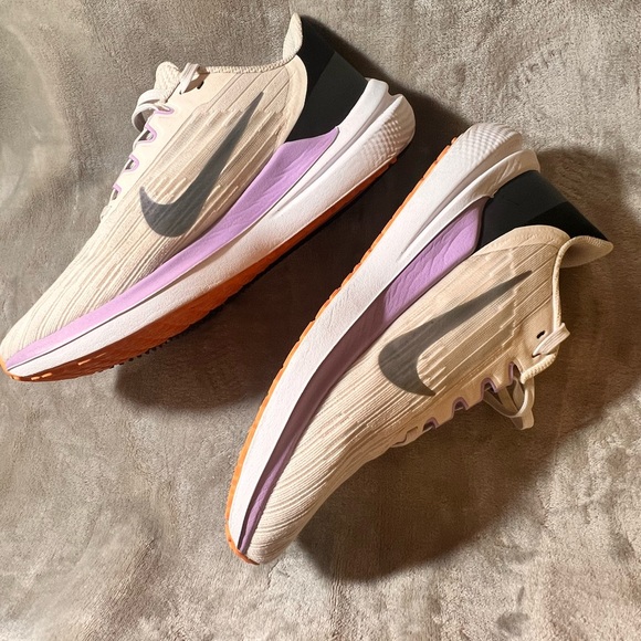Nike Winfi 09, tan and lavender running sneakers like new - Picture 3 of 6